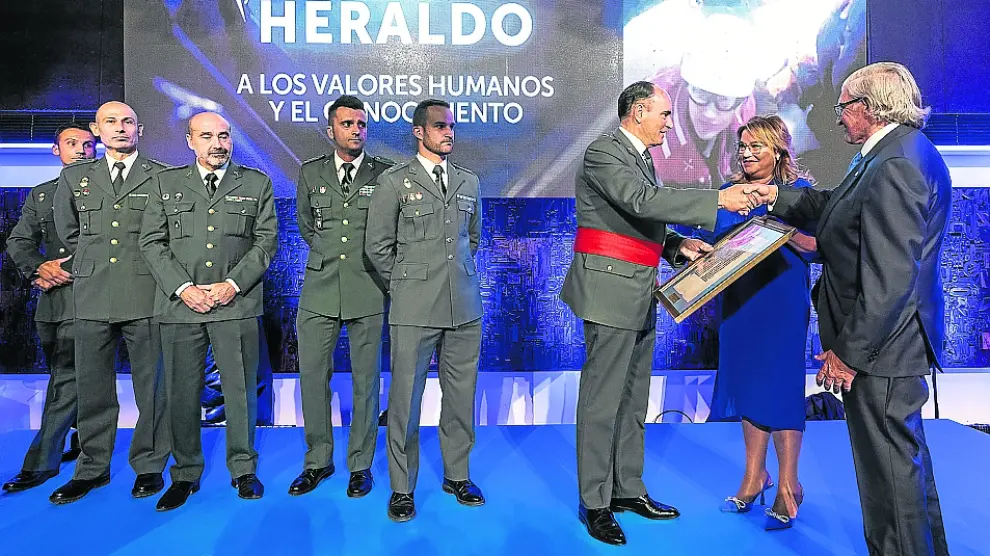 Fernando de Yarza entregó el premio al general Francisco Javier Almiñana, en presencia de Rosa María Serrano y algunos agentes de los Greim.