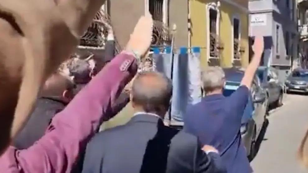Romano La Russa, miembro del partido ultraderechista Hermanos de Italia, haciendo el saludo fascista