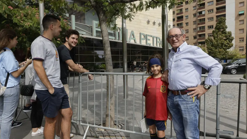 Alfredo Modrego, junto a su nieto Marco, a las puertas del hotel de concentración de la selección en Zaragoza.