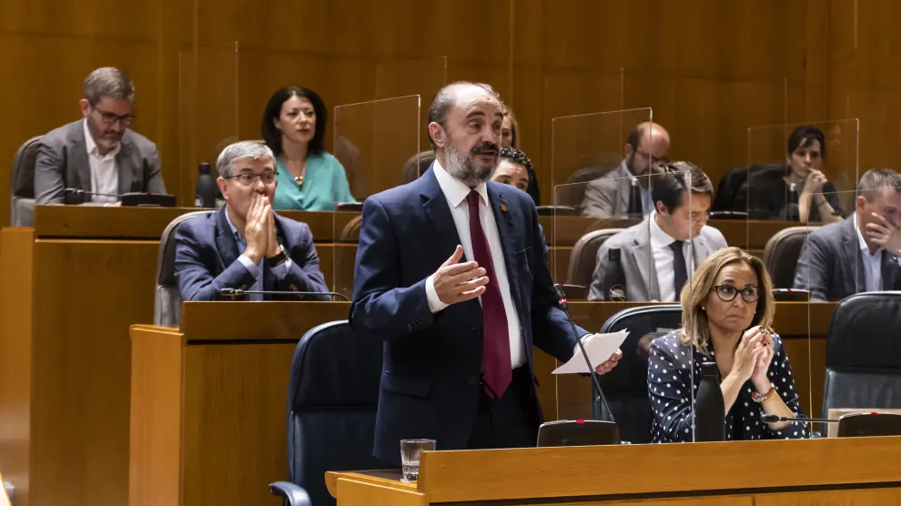 El presidente aragonés, Javier Lambán, en su respuesta al PP en la sesión de control de las Cortes.