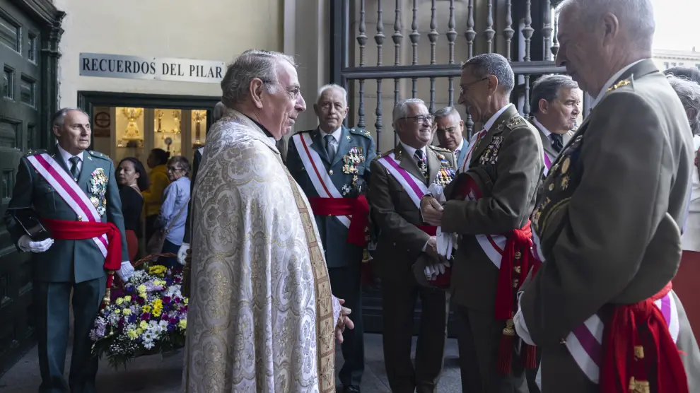 De los 280 miembros de la XXXI promoción de la Academia General Militar, 155 acudieron el sábado a celebrar en la basílica del Pilar el 50 aniversario de su jura de bandera