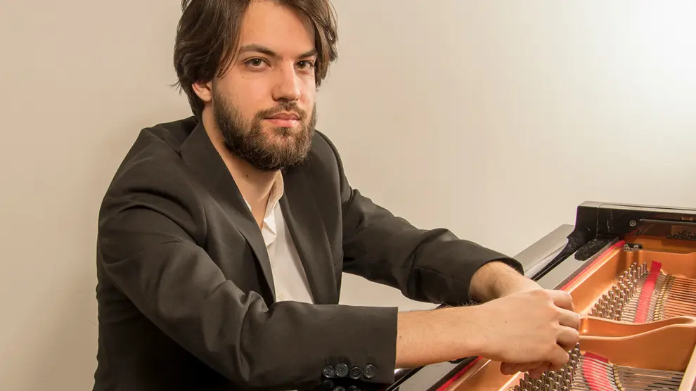 El pianista zaragozano Javier Montañés debuta este lunes en la sala Mozart.