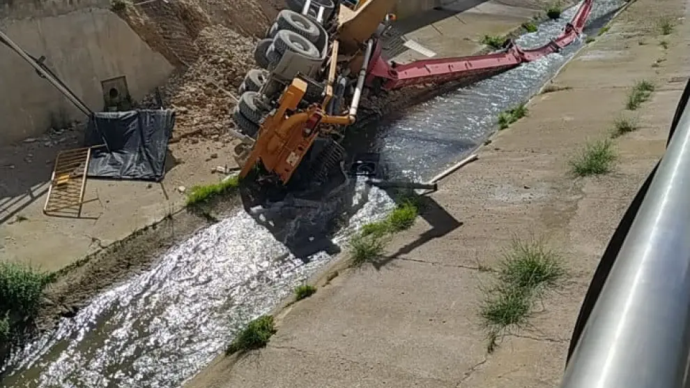 El vehículo cayó sobre el cauce del río durante unas labores.