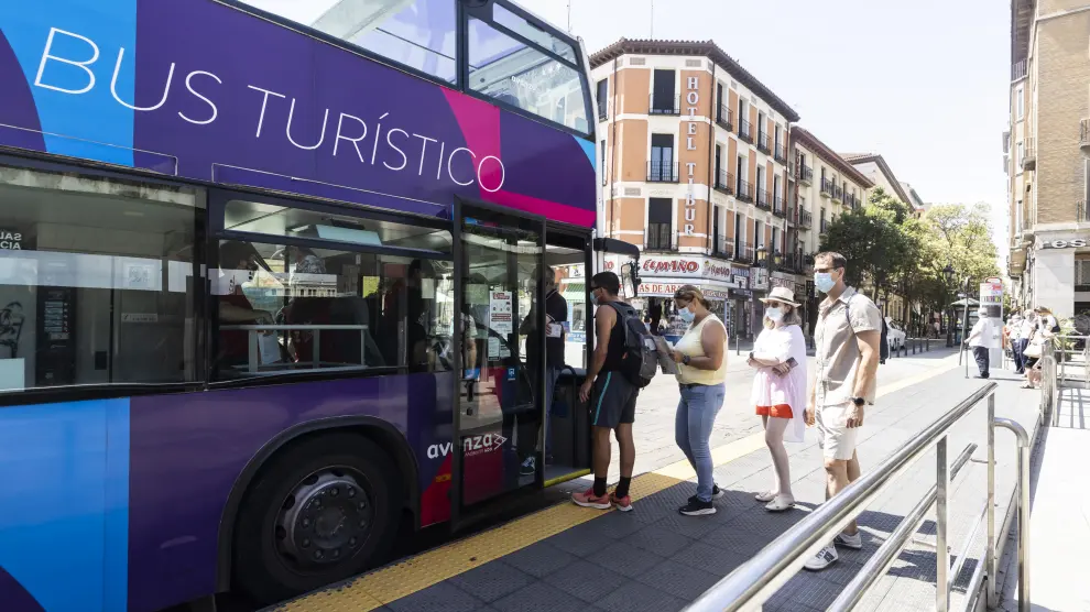 Un grupo de turistas, subiéndose este verano el bus turístico de Zaragoza.