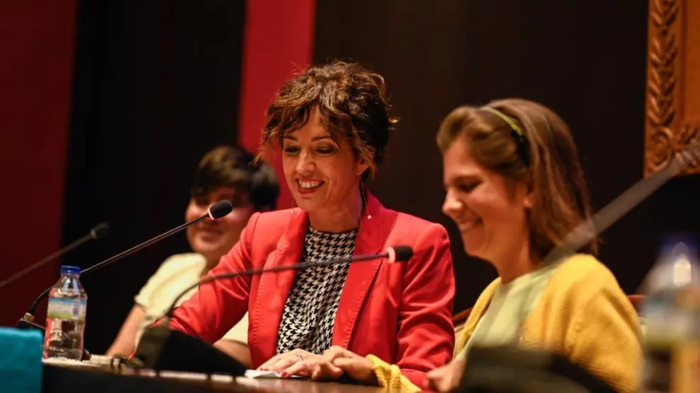Kevín Díaz, Beatriz Barrabés y Lucía Espallargas charlan en el acto del 60 aniversario de Atades