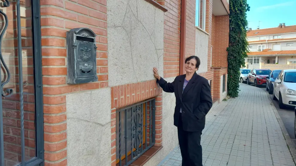 Tomasa Pastor, viuda de Eugenio, muestra uno de los trabajos del artesano de la piedra, los zócalos que decoran tres viviendas del barrio turolense de La Fuenfresca.