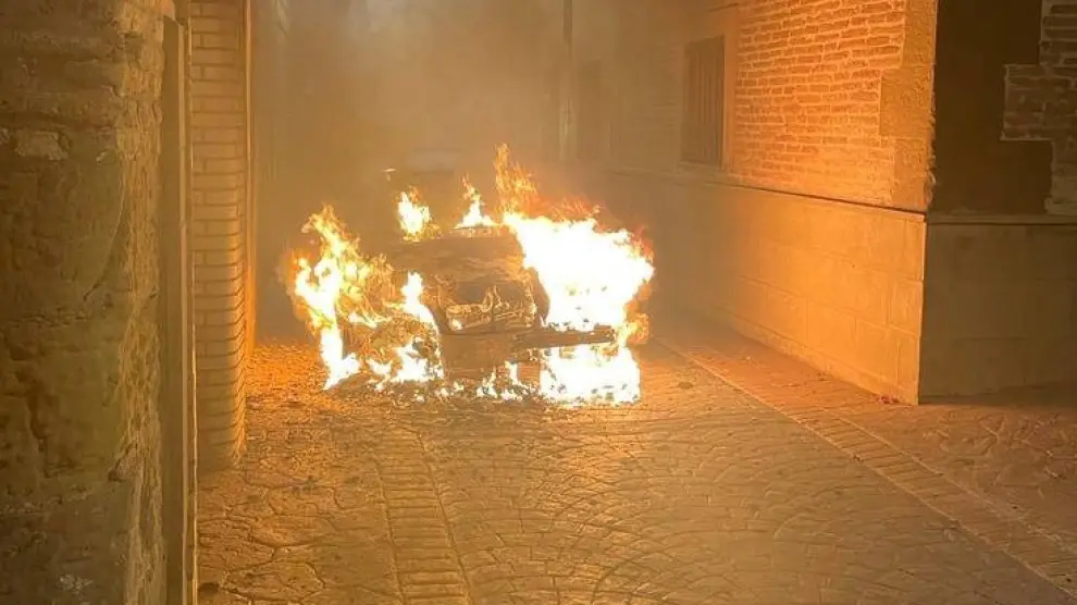 El coche incendiado se encontraba estacionado en una calle de Ejea.
