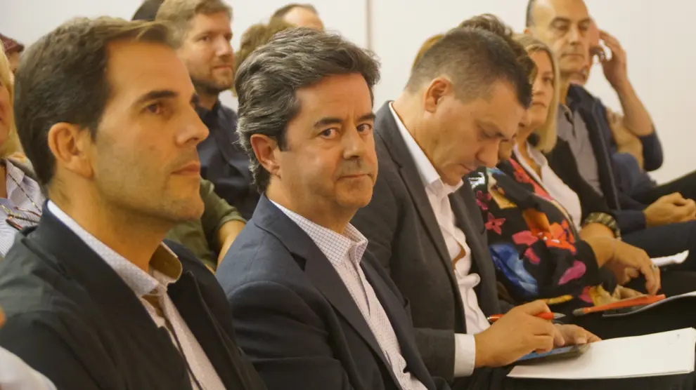 Luis Felipe, en el centro, en la reunión del Comité Provincial en Huesca.