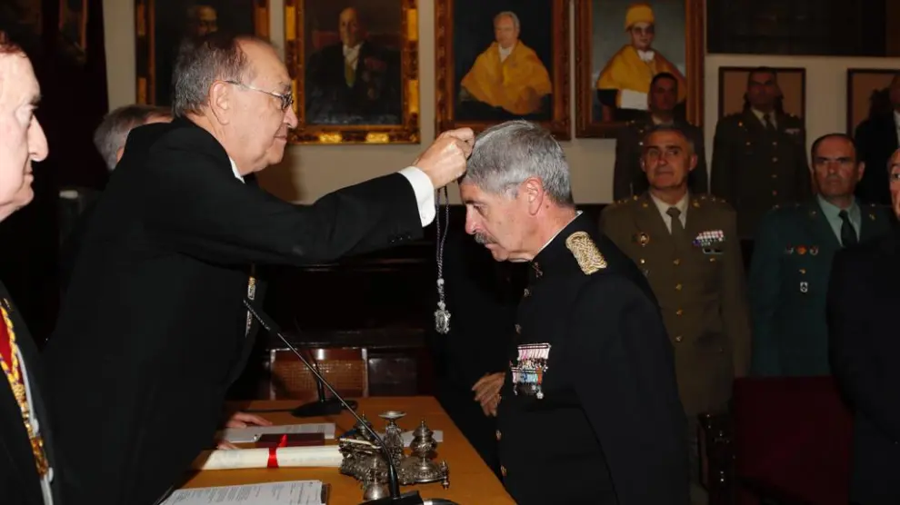 El general Miguiel Alcañiz recibe la medalla de la Academia de Medicina como nuevo miembro tras pronunciar su discurso sobre la vida militar del premio Nobel Santiago Ramón y Cajal.