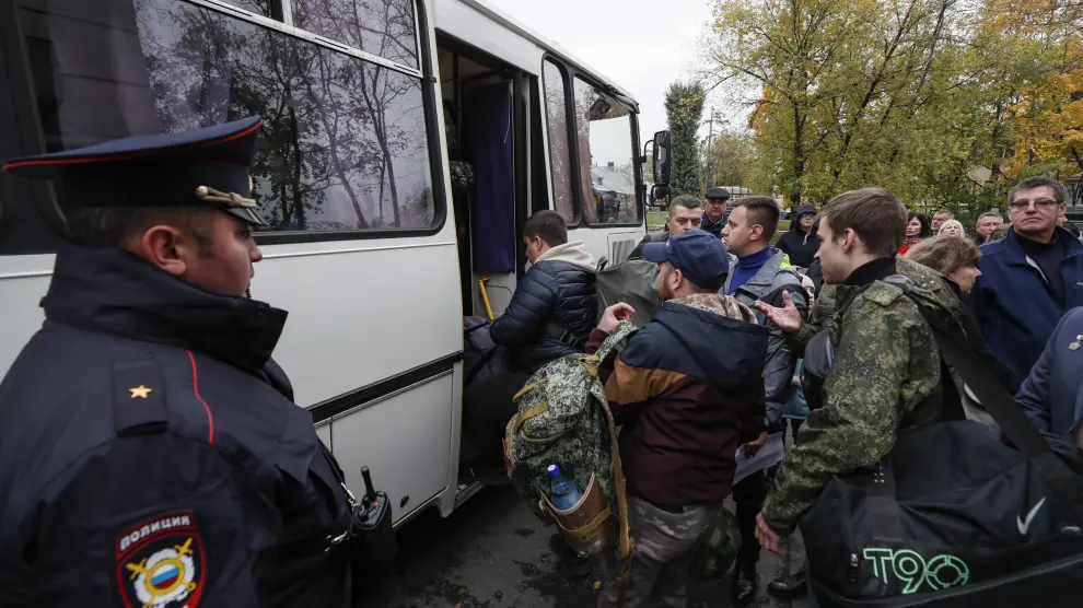Reservistas movilizados rusos al salir de Moscú.