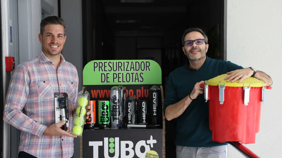 Juanjo Muñoz, propietario de la empresa Tuboplus con Germán Aguilar, responsable del grupo Mypa muestran los productos innovadores que han desarrollado para el deporte del pádel y del tenis.