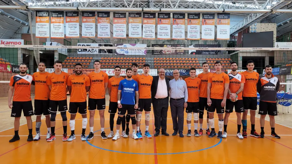 Manuel Rando y Carlos Ranera, en el centro, con los jugadores del Pamesa Teruel Voleibol.