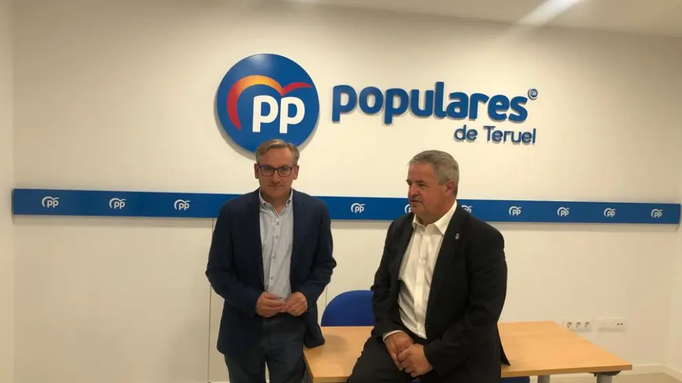 Joaquín Juste, a la izquierda, con Jesús Fuertes, en la sede del PP de Teruel.