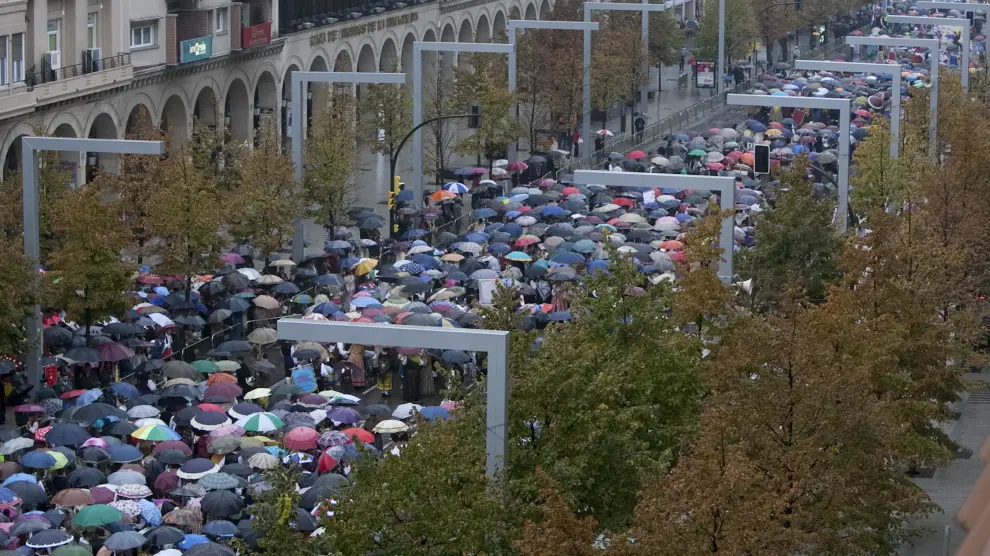 En 2010, la lluvia no impidió que acudieran a la Ofrenda miles de personas, pero sí hizo que fuera menos numerosa.