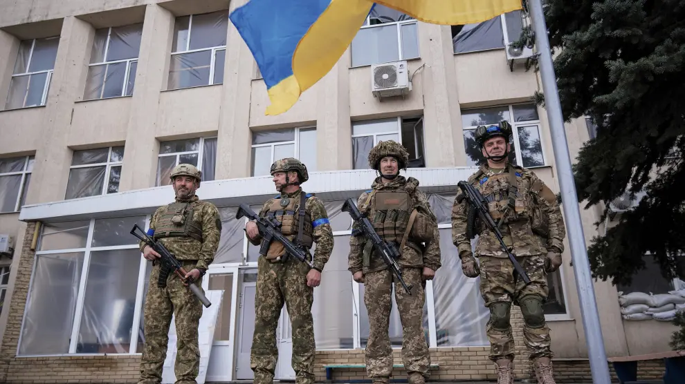 Soldados ucranianos celebran la reconquista de una ciudad del área de Donetsk.