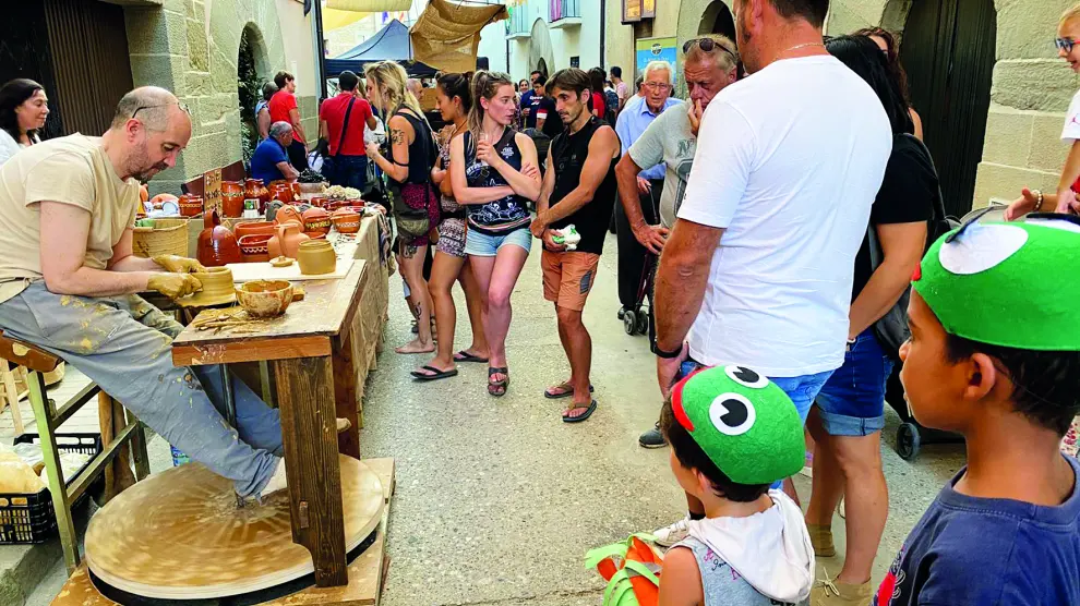 Turistas en el mercado medieval de Bierge en agosto
