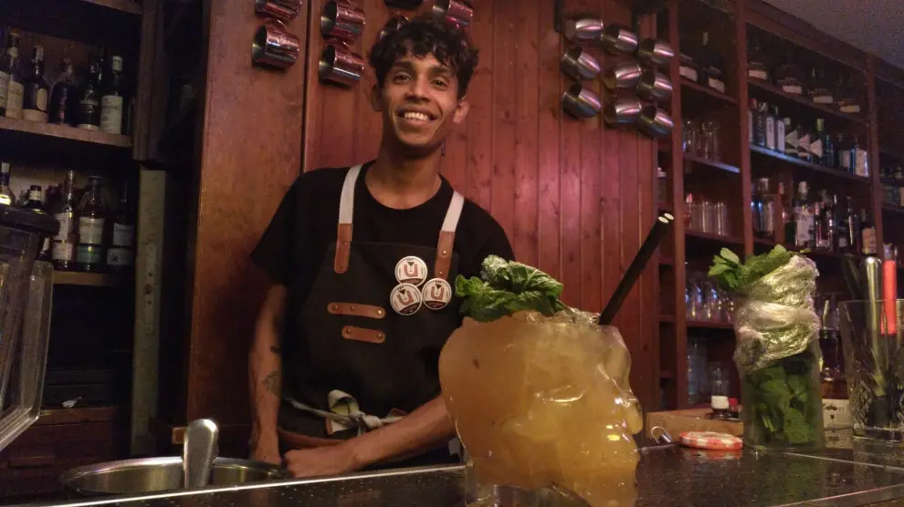 William Ricardo, camarero del bar Umalas, junto a uno de los cócteles que prepara.