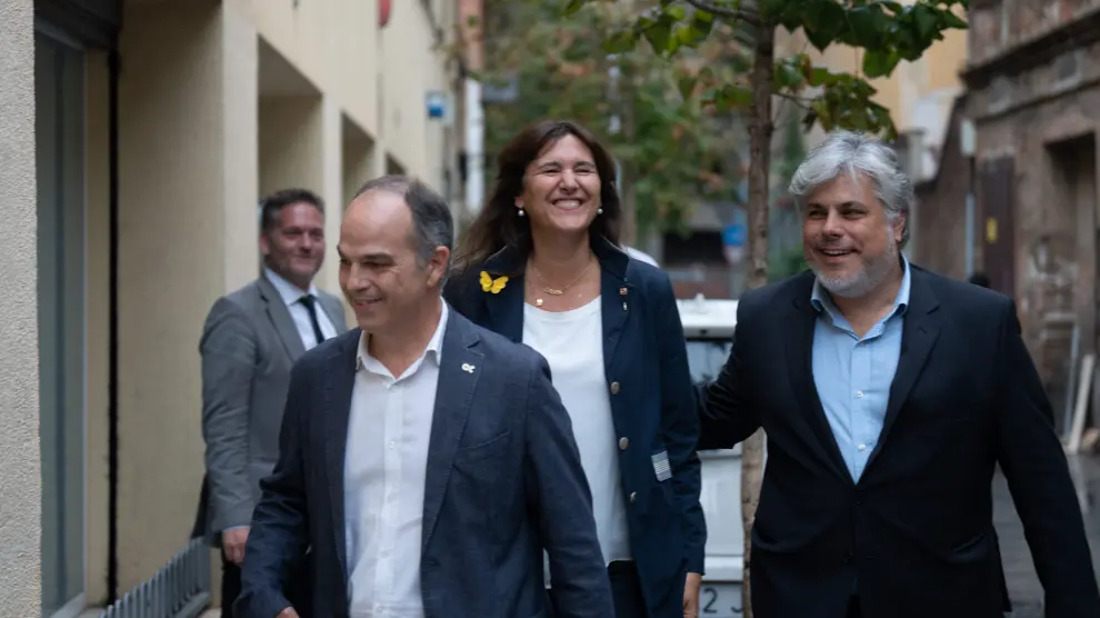 El secretario general de Junts, Jordi Turull; la presidenta de Junts, Laura Borràs y el líder del partido en el Parlament, Albert Batet, este viernes.