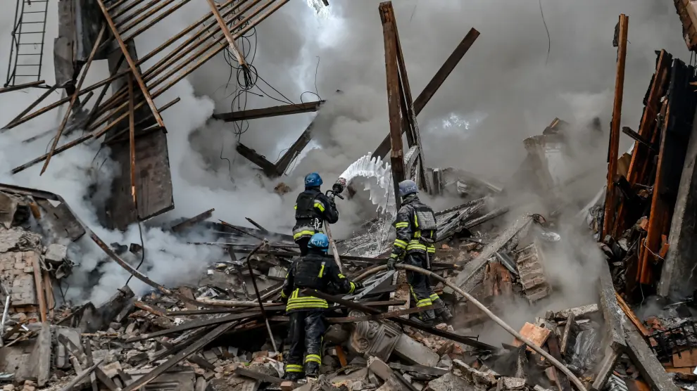 Los equipos de rescate trabajan entre los escombros de los edificios de Zaporiyia.