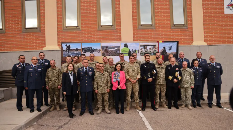 Visita de Robles a los militares ucranianos de la Base de Zaragoza.