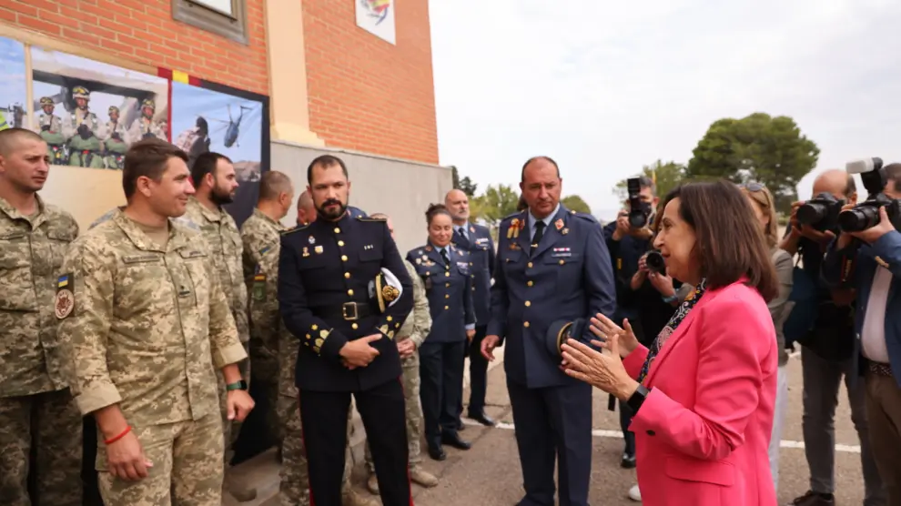 Visita de Robles a los militares ucranianos de la Base de Zaragoza.