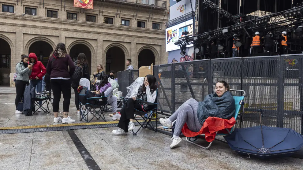 Horas de espera para ver a Pablo Alborán de cerca en el concierto en la plaza del Pilar