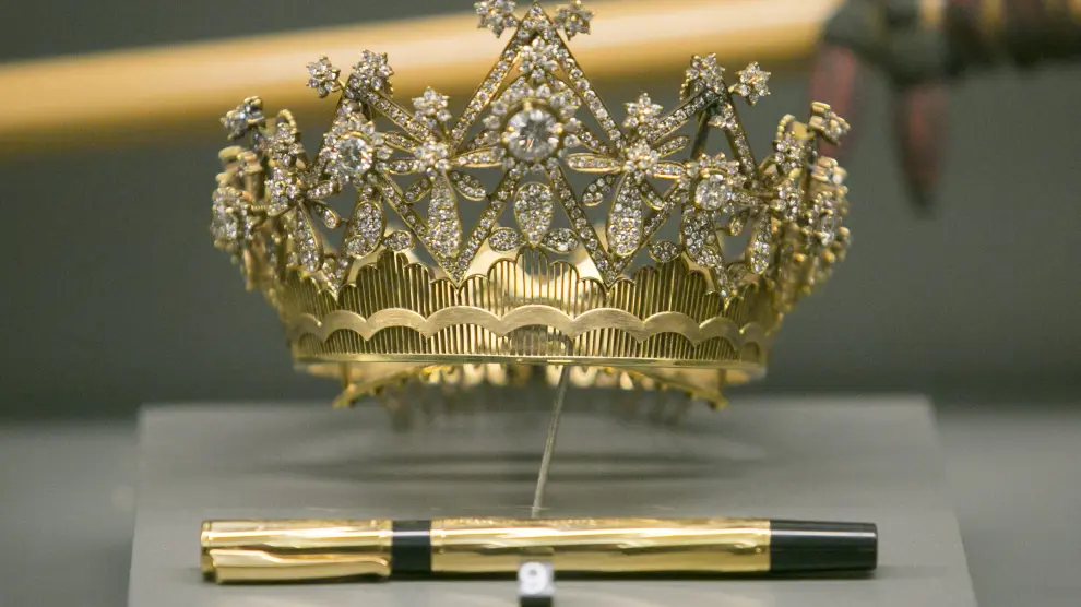 La corona la donó la reina Sofía en su primera visita al Pilar. A su lado, la estilográfica con la que el rey Juan Carlos I sancionó la Constitución.