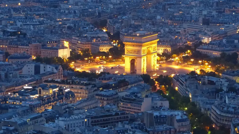 Foto de archivo del Arco del Triunfo de París iluminado