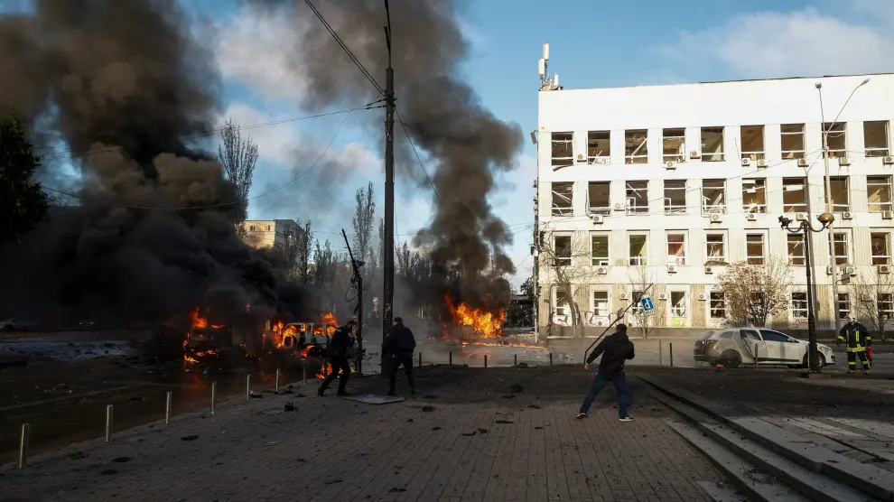 Coches en llamas tras el ataque con misiles de Rusia en Kiev, Ucrania