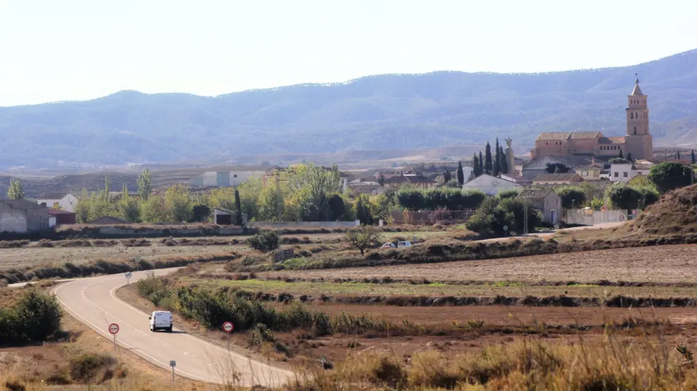 La carretera A-129 a su paso por Alcubierre