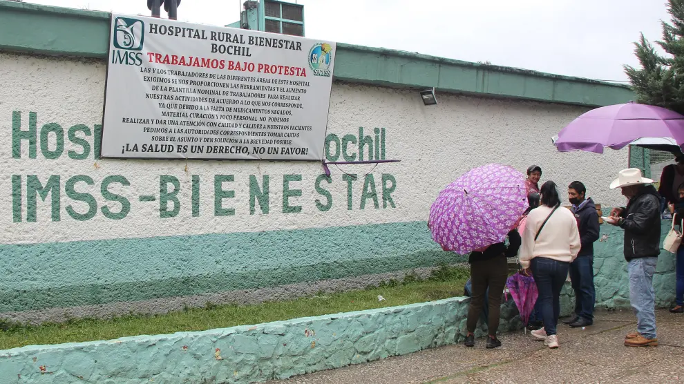 Familiares esperan informes de sus hijos, fuera del Hospital Rural de Bochil en Chiapas (México)