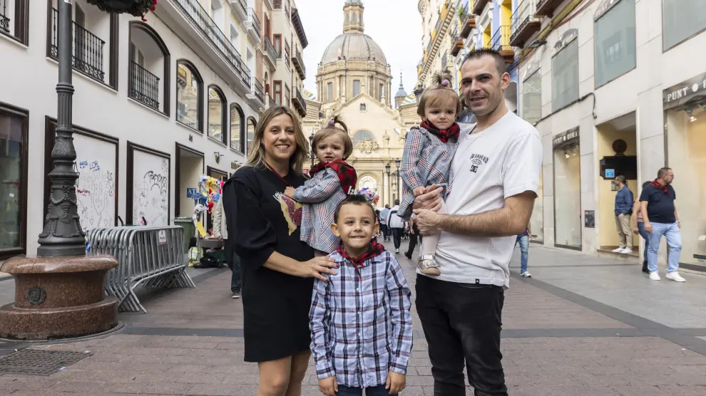 Natalia Riquelme y Adrián Sánchez, con sus hijos Pilar, Izarbe y Víctor.
