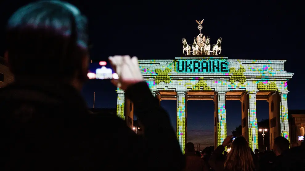 La Puerta de Brandenburgo iluminada muestra la palabra 'Ucrania' durante el Festival de las Luces en Berlín, Alemania.