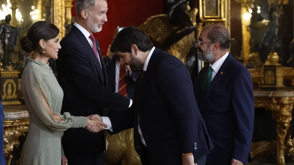 Los Reyes saludan al presidente de Aragón, Javier Lambán.