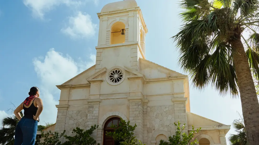 La zaragozana Zaira Andrés, con cachirulo, posa ste miércoles frente a la capilla de Nuestra Señora del Pilar de Punta Cana )República Dominicana)
