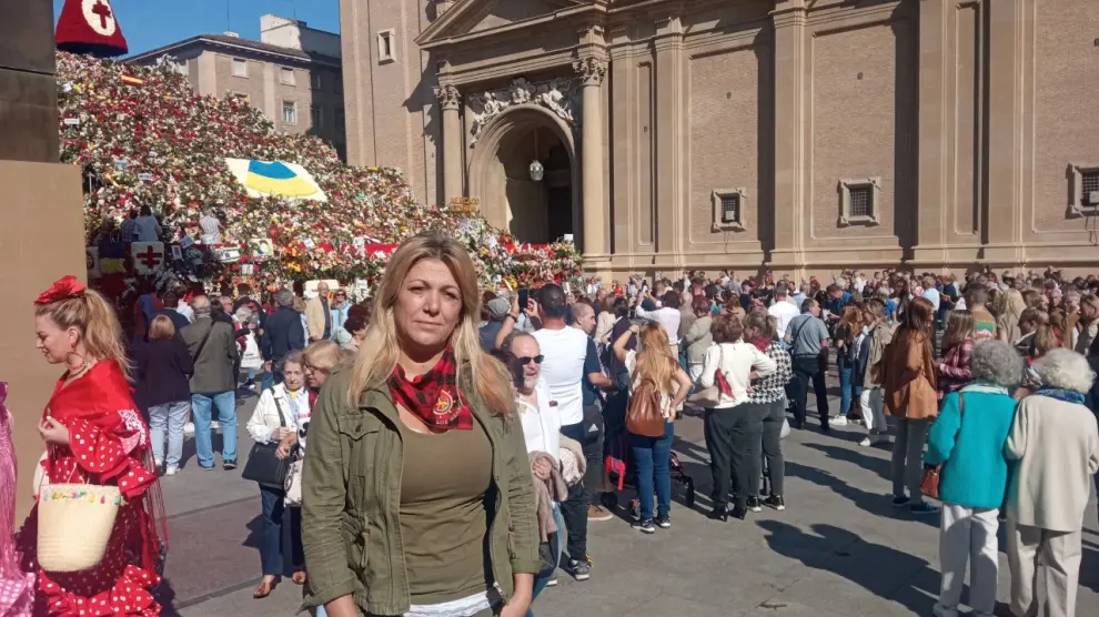 Marta García Simòn, de 46 años, en la plaza del Pilar después de salir de la basílica en un acto que le recomienda un psicólogo.
