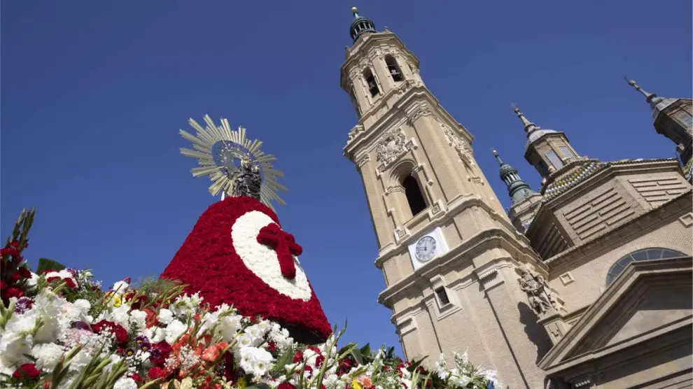 La Virgen del Pilar con su manto lleno de flores.