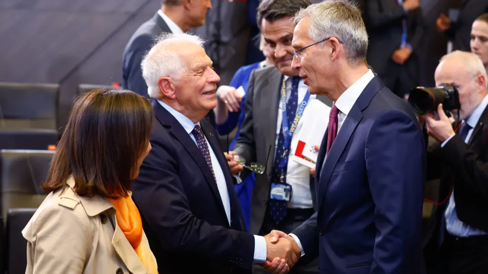 Robles, Borrell y Stoltenberg durante la reunión de ministros de Defensa de la OTAN.