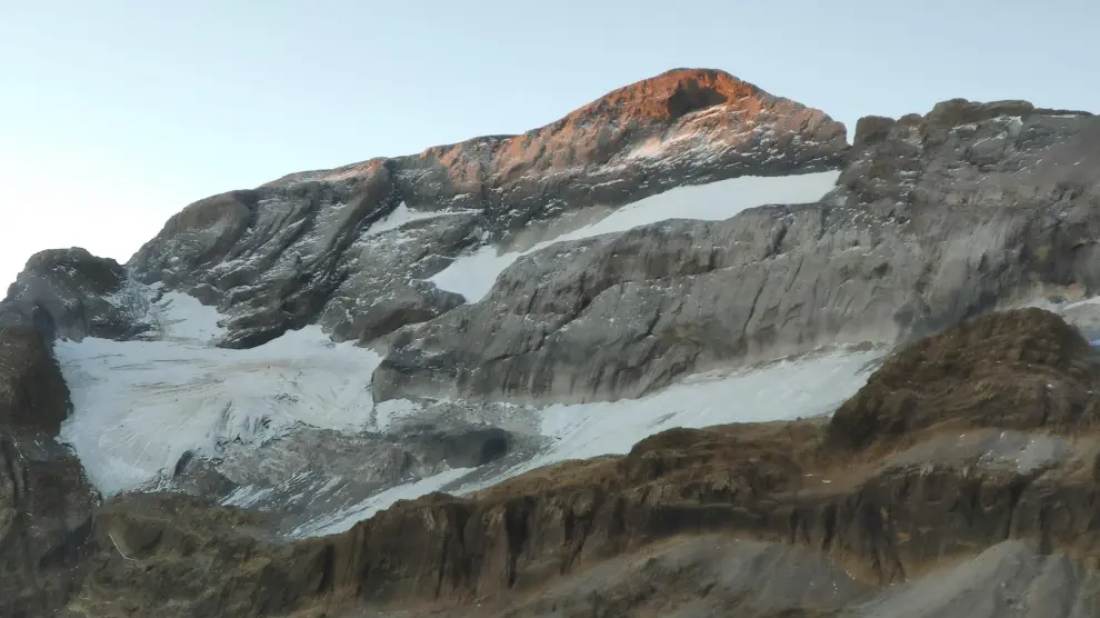 Abajo se puede ver la masa rocosa que divide en dos el glaciar inferior.
