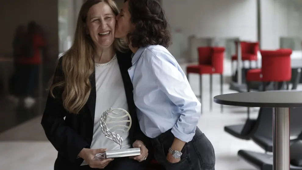 Luz Gabás y Cristina Campos mostraron ayer su complicidad como ganadora y finalista del Planeta.