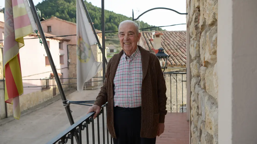 Manuel Murciano, alcalde de Moscardón, en el balcón de la Casa Consistorial.
