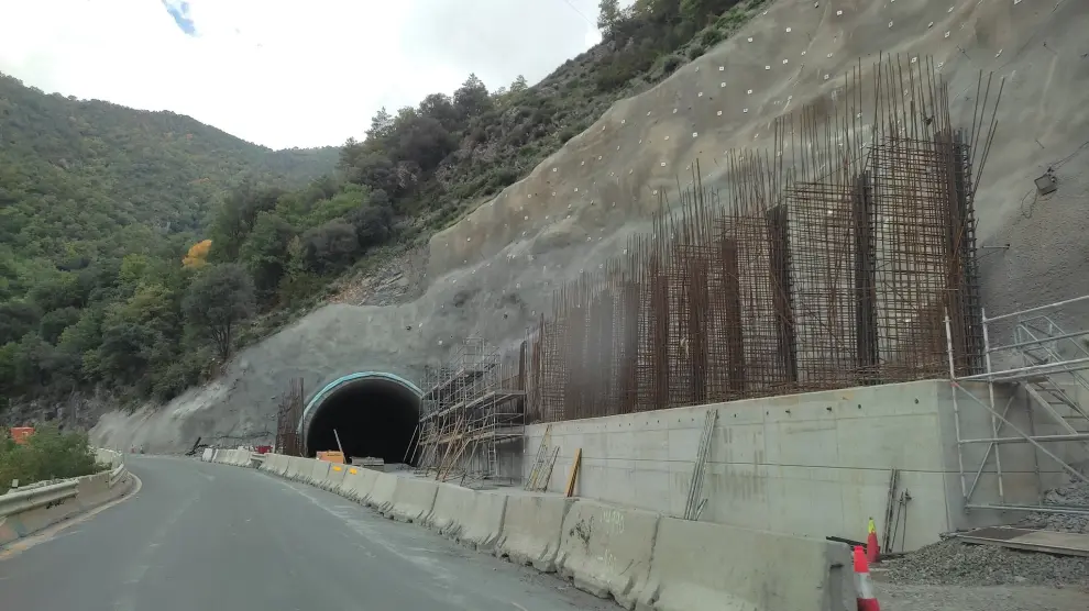 Uno de los túneles de las obras en la N-260, que se cierra desde este lunes.