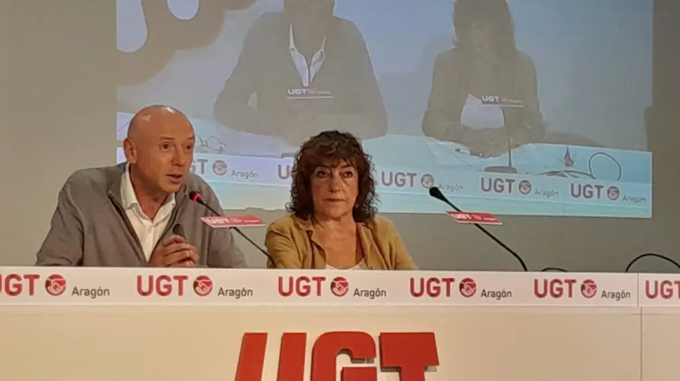 Antonio Ranera y Pura Huerta, de UGT, hoy en el centro de formación Arsenio Jimeno al presentar el informe sobre explotación laboral en Aragón.