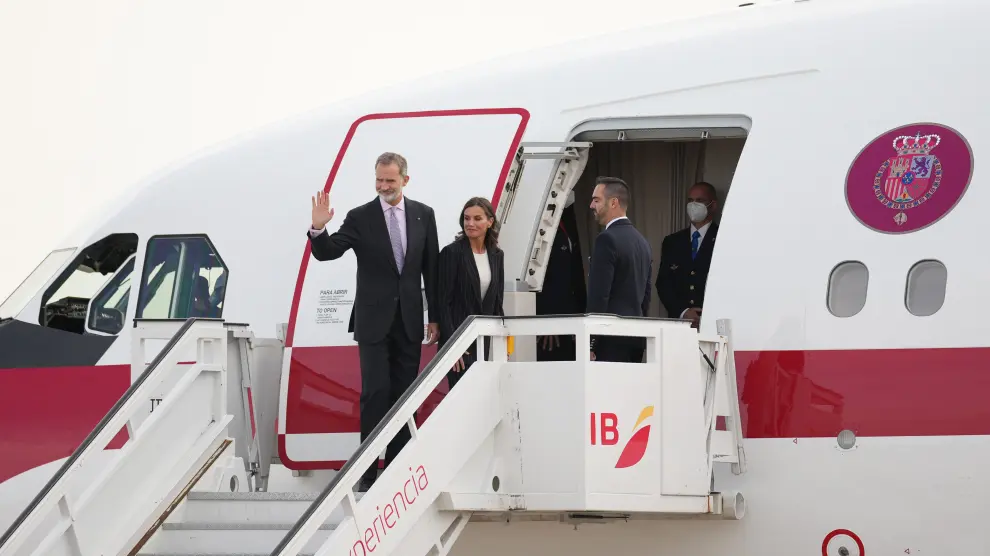Los Reyes en la despedida oficial con honores en el Aeropuerto de Barajas antes de emprender su viaje a Alemania