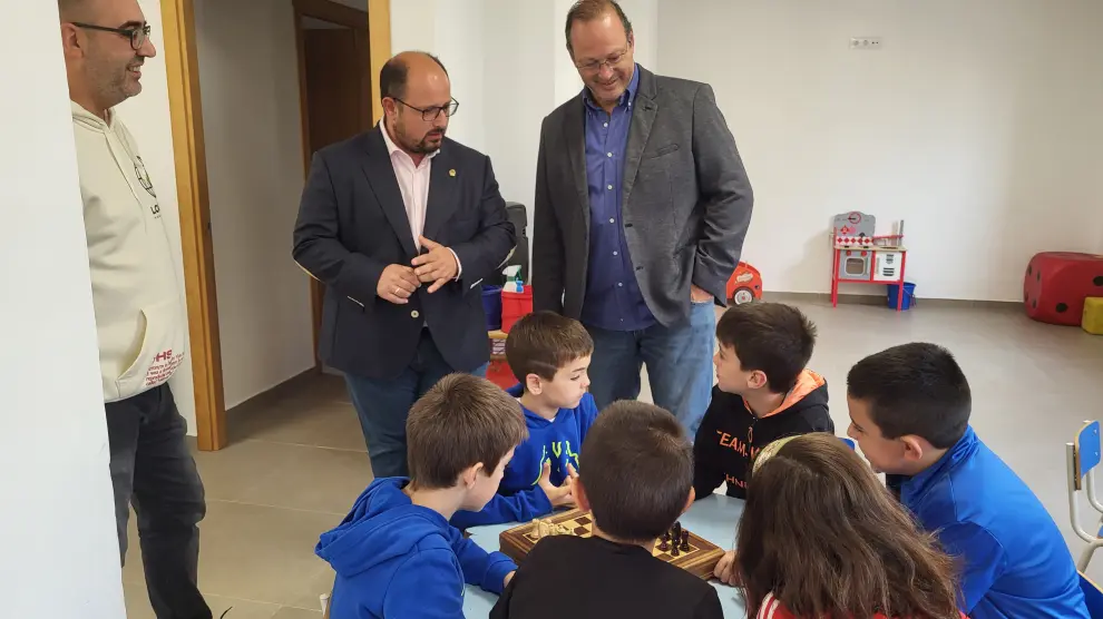 El alcalde, Hugo Arquímedes Ríos, a la derecha, con el vicepresidente de la DPT, Alberto Izquierdo, en el colegio.