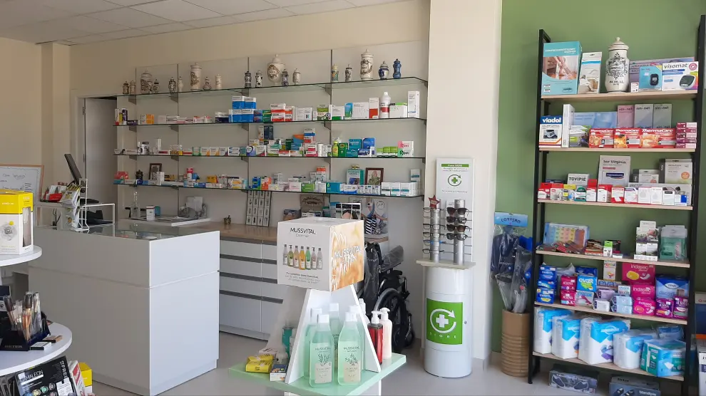 La farmacia se ha integrado en el espacio del nuevo consultorio de Castillonroy.