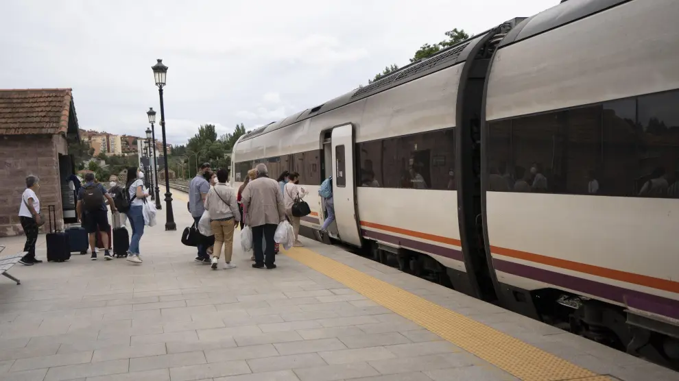 Un tren en la estación de Teruel.