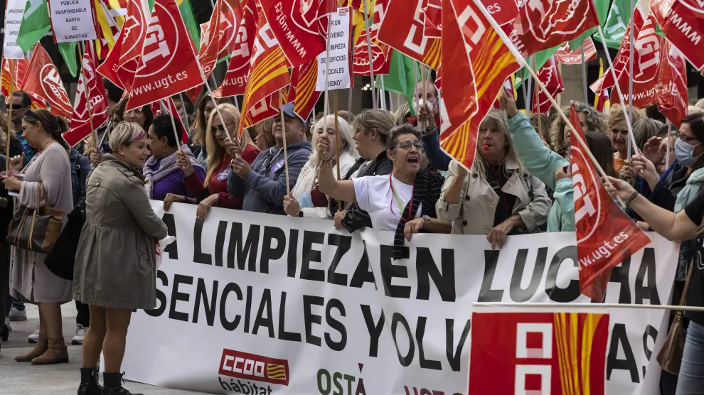 Trabajadoras de la limpieza en la protesta de ayer frente al Ayuntamiento de Zaragoza