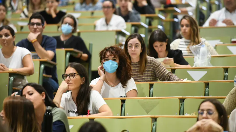Oposiciones de enfermería, este domingo, en un aula de la Facultad de Derecho.