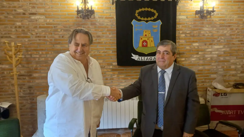 El anterior propietario del castillo, Santiago Dalmau -izquierda-, y el alcalde, Sergio Uche, tras formalizar la compraventa.